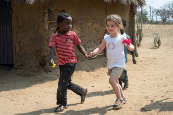 Toka Leya Camp Toka Leya Camp: Kinder Hand in Hand