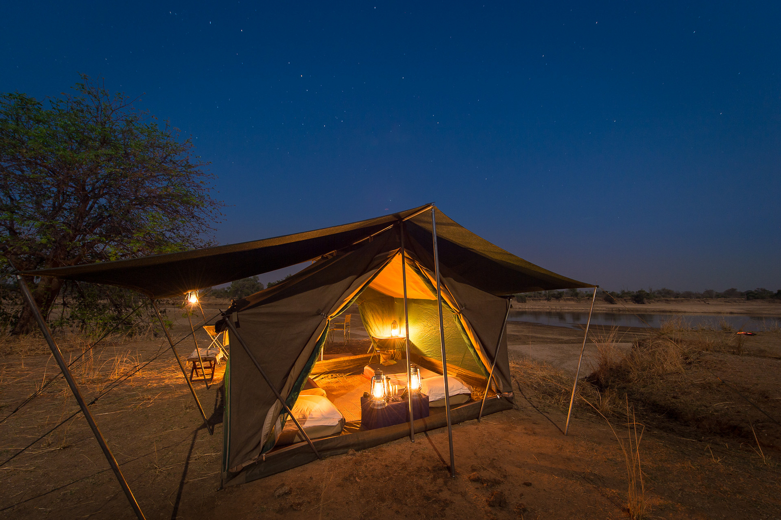 Luangwa Bush Camping Luangwa Bush Camping: Laternen im Zelt
