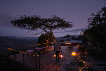 Borana Lodge Borana Lodge: Beleuchtete Terasse unter Sternenhimmel