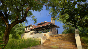 Denwa Backwater Escape: Aufgang zum Spa-Bereich