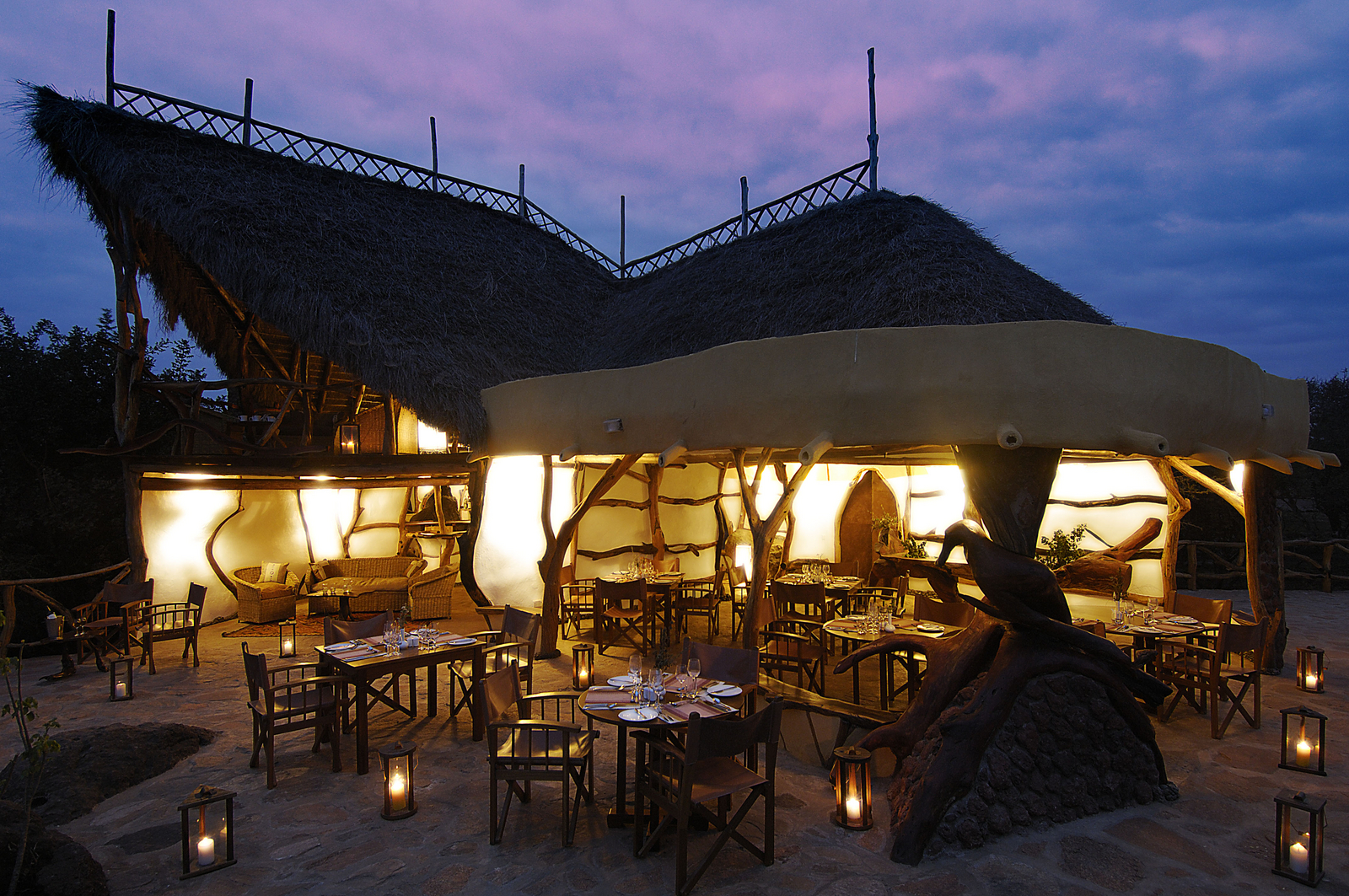 Elerai Camp Elerai Camp: Essbereich mit Laternen