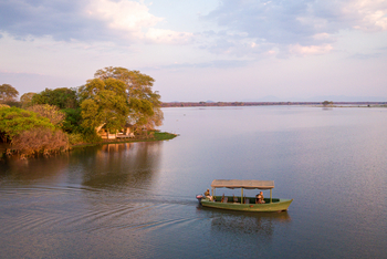 Kuthengo Camp: Boot vor dem Camp