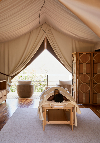 Laba Grumeti Art Lodge: Massageliege