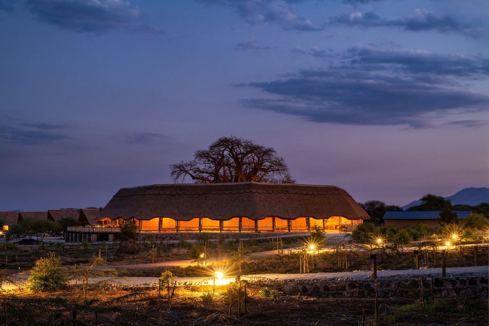Lake Burunge Baobab Tented Lodge Lake Burunge Baobab Tented Lodge: Lodge am Abend