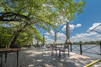 Mahangu Safari Lodge: Flussdeck