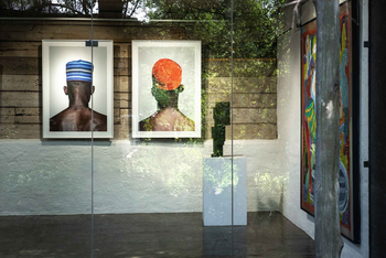 Singita Boulders Lodge: Galerie mit Skulptur und Bunter Kunst