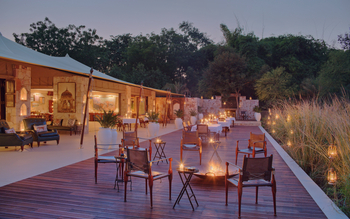 Sujan Sher Bagh: Holzdeck mit Laternen