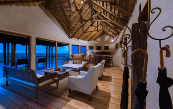 Tau Pan Camp Tau Pan Camp: Lounge unter Reetdach