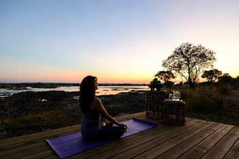 Toka Leya Camp Toka Leya Camp: Meditieren Sonnenuntergang