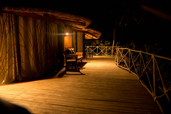 Tongole Wilderness Lodge: Licht auf dem privaten Deck