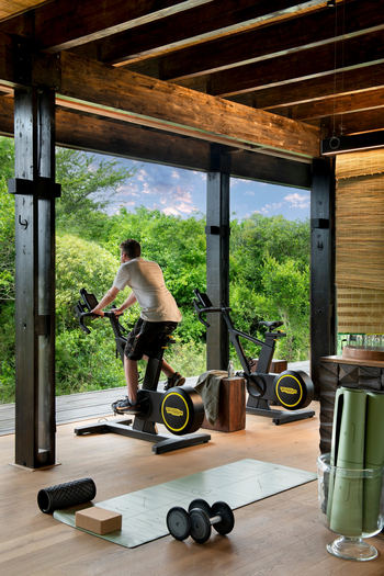 andBeyond Phinda Forest Lodge: Gast radelt im Busch-Fitnesspavillon