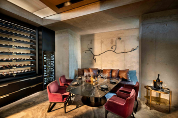 Cheetah Plains: Speisezimmer mit Marmortisch und roten Samtstühlen