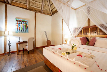 Crater Safari Lodge: Holzfußböden in den Chalets