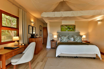 Savanna Lodge: Schlafzimmer mit Moskitonetzbett und Blattkissen