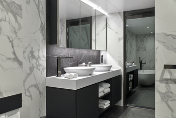 Scenic Eclipse II Grand Panorama Suite: Marmorbad mit Doppelwaschtisch