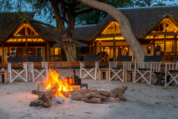 Splash Camp: Lagerfeuer und Regiesessel