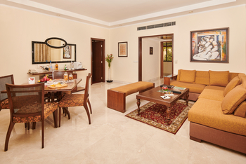 The LaLit Temple View: Wohnzimmer