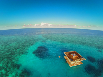 The Manta Resort: Aerial Shot Unterwasserzimmer