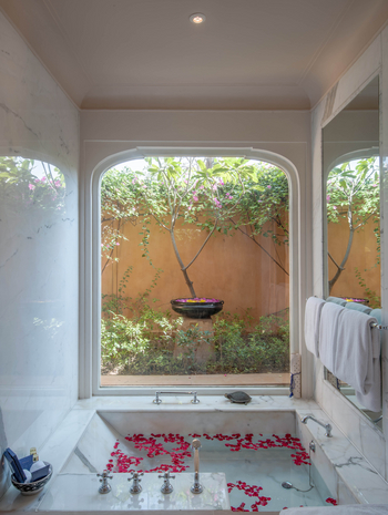 The Oberoi Rajvilas: Luxury Villa - Marmorwanne