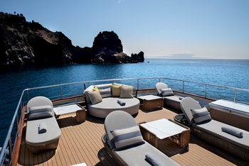 andBeyond Galapagos Explorer: Offenes Sonnendeck mit stilvollen Tagesbetten