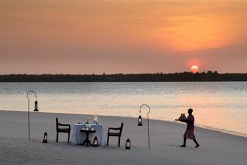andBeyond Mnemba Island Lodge: Beach Dinner in der Dämmerung