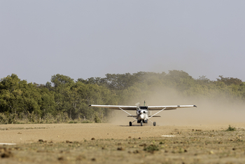 Camp Hwange: Flugzeuglandung