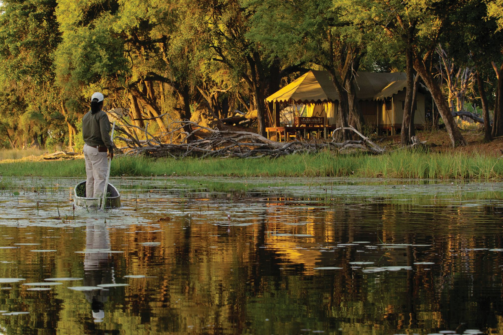 Duba Explorers Camp Duba Explorers Camp: Mokoro vor dem Camp