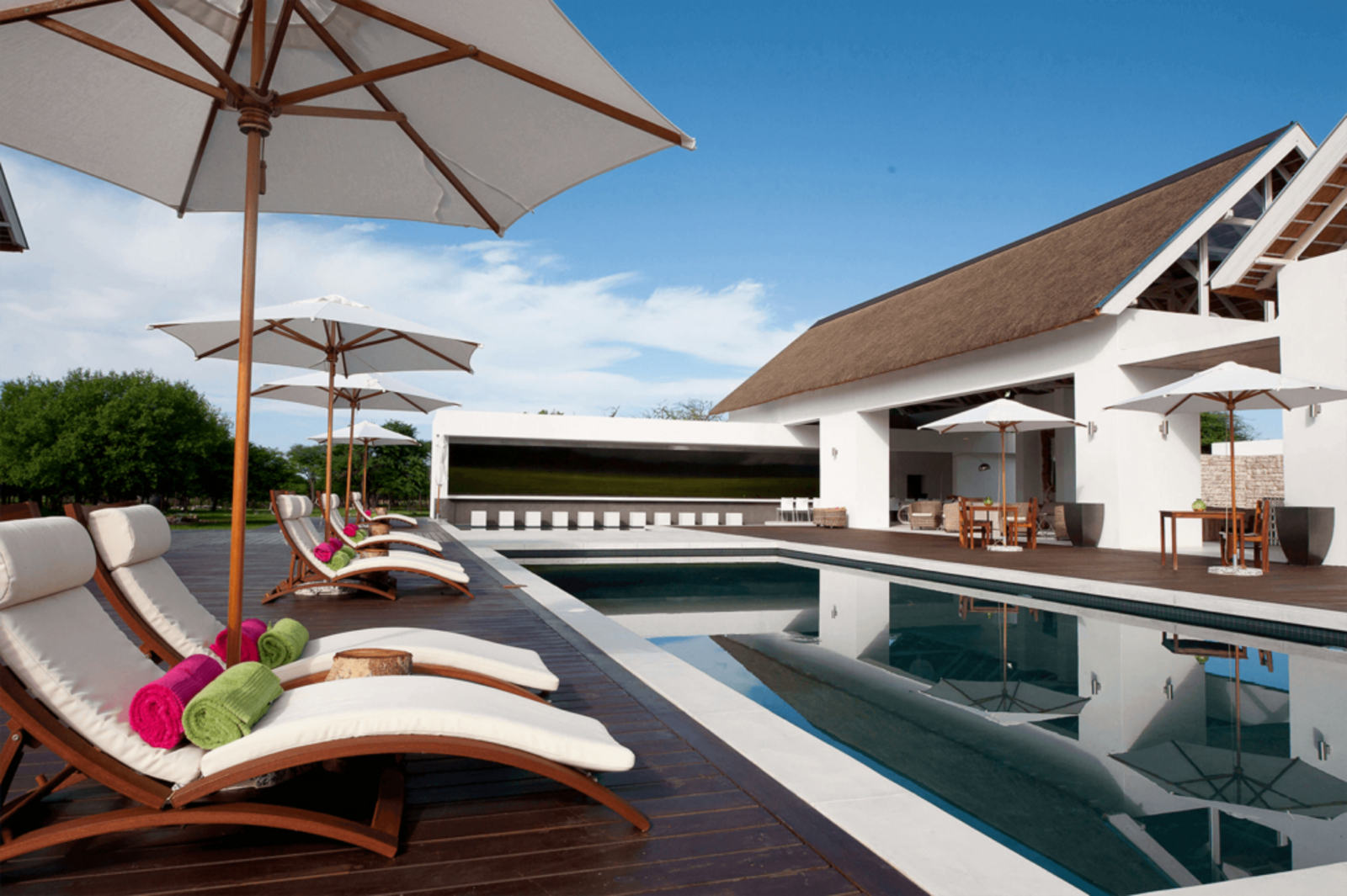 Emanya Etosha Game Lodge Emanya Etosha Game Lodge: Spiegelglatter Pool