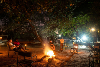 Ichingo Chobe River Lodge: Gäste am Lagerfeuer
