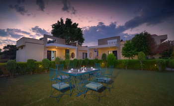 Jungle Vilas: Premium Vila - Tisch im Garten