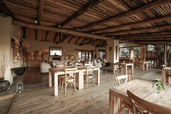 Notten's Bush Camp: Speisesaal mit Holzdielen