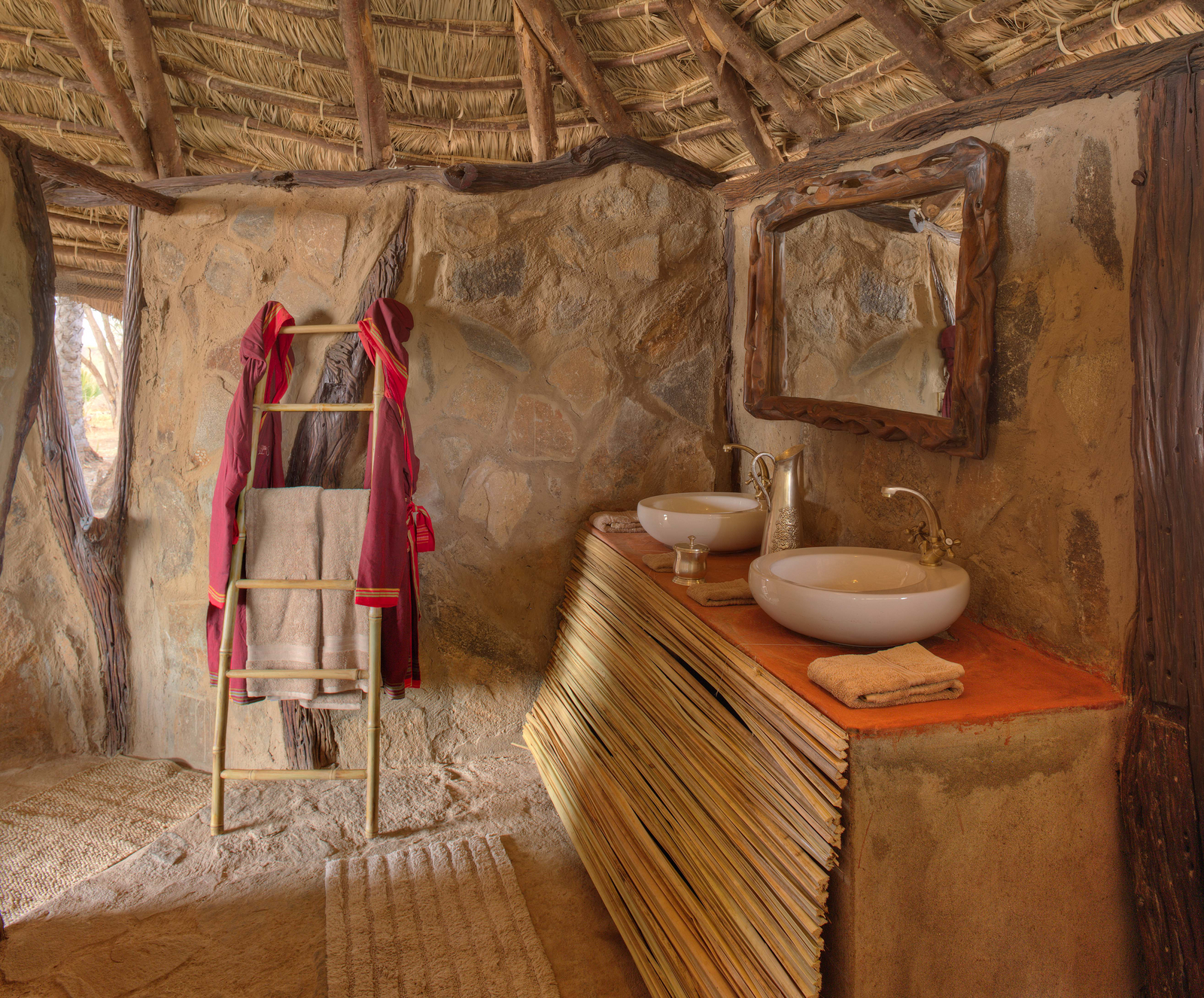 Saruni Rhino Camp Saruni Rhino Camp: Doppelwaschbecken mit Spiegel Banda 2