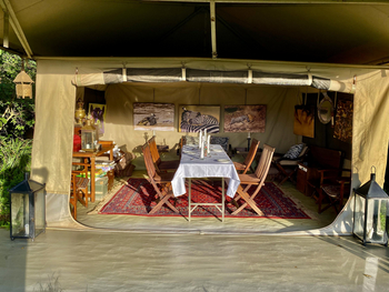 Sentinel Mara Camp: Esstisch in offenem Zelt