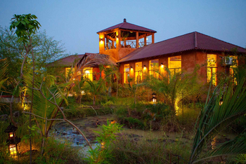 Bamboo Forest Safari Lodge: Hauptgebäude mit Gazebo