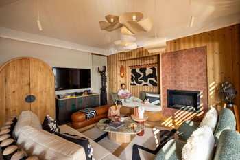 Anantara Tented Camp Kafue River: Safari Lounge mit Gästen und Wellenlampen