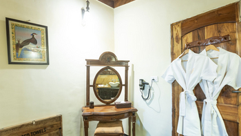 Bamboo Forest Safari Lodge: Chalet - Bademäntel