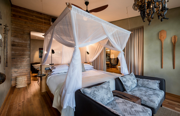 Bumi Hills Safari Lodge: Gästezimmer Doppelbett und Sessel