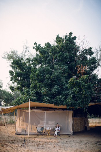 Chula Island Camp Chula Island Camp: Gast vor ihrem Zelt