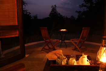 Flame of the Forest Safari Lodge: Abend vor einem Zelt