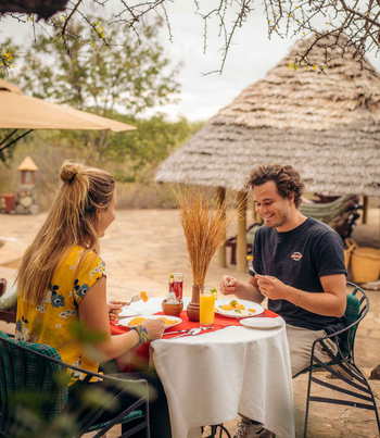 KIA Lodge: Frühstück im Freien unter Safari-Sonnenschirm