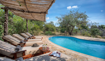 Roho ya Selous Camp: Poolbereich