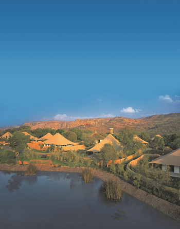 The Oberoi Vanyavilas Wildlife Resort Ranthambore The Oberoi Vanyavilas Wildlife Resort Ranthambore: Tagesansicht des Camps vom Teich aus gesehen