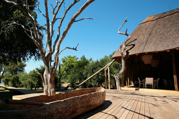 Victoria Falls River Lodge Victoria Falls River Lodge: Deck am Hauptgebäude