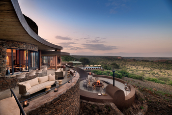 andBeyond Suyian Lodge: Terrasse und Feuerplatz