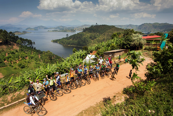 Chameleon Hill Forest Lodge: Mountainbike Gruppe aus Vogelperspektive