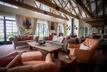 Clouds Mountain Gorilla Lodge: Lounge