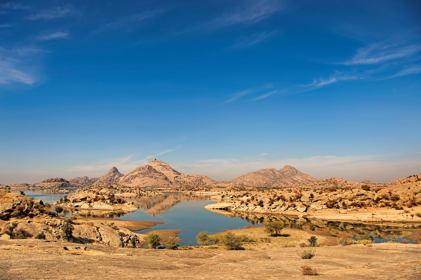 Sujan Jawai Sujan Jawai: Granitkuppen hinter dem Jawai-Reservoir