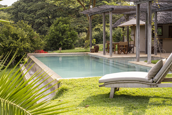 Loldia House: Liegestuhl am Pool