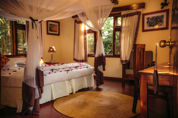 Moivaro Lodge: Romantisches Schlafzimmer mit Blüten auf dem Bett
