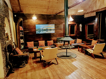 Mutanda Lake Resort: Lounge mit Kamin